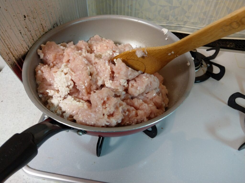 ガパオの調理で鶏ひき肉を炒めている