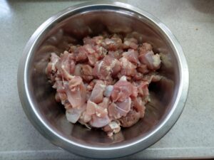 鶏もも肉を一口サイズに切ってボウルに入れた