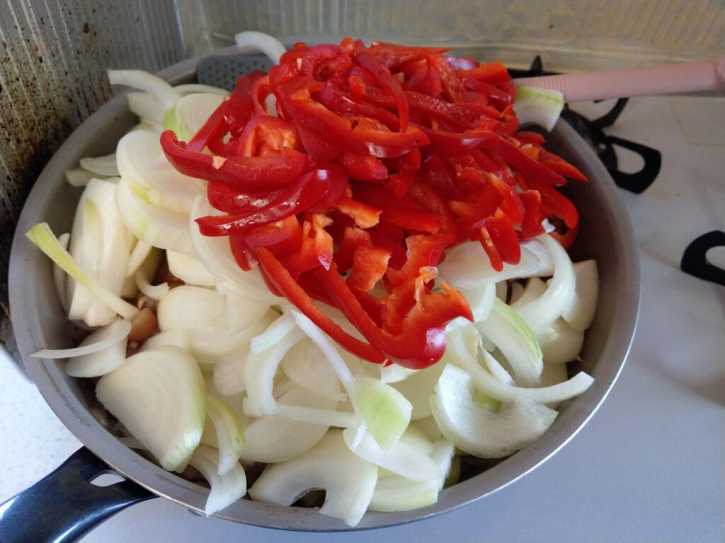 フライパンで野菜を炒めている