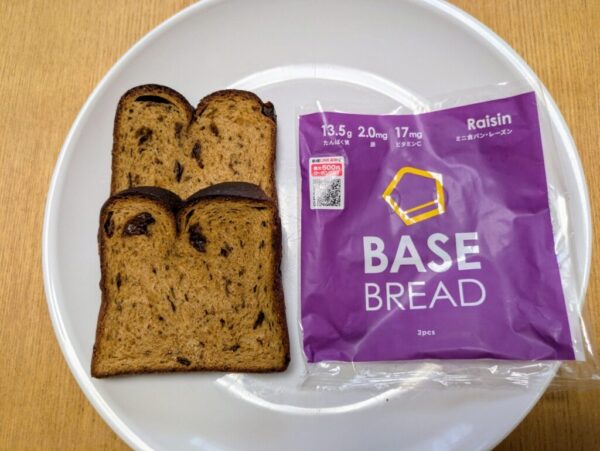 ベースフードの食べた感想
BASE BREAD(ベースブレッド)
ミニ食パン・レーズン味